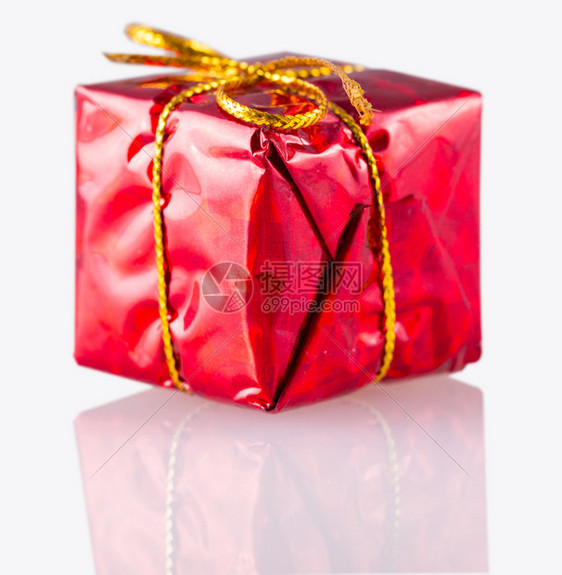 盒子裹空白的色背景孤立红礼品盒图片