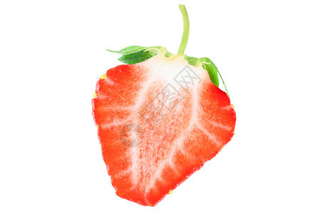 自然可口农业半草莓片隔绝在近距离的白色背景上图片