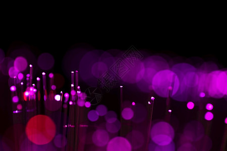 模糊的发光点紫色调夜晚节日闪光图片