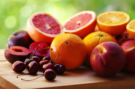 团体桌上的樱桃子和柑橘水果新鲜的有机图片