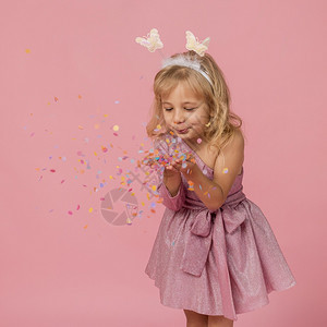 吸引人的可爱女孩吹彩蛋卷喜庆的生日图片