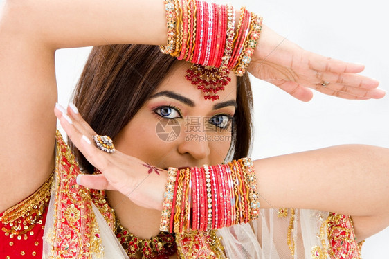 一种孟加拉国水钻一个美丽的孟加拉新娘美丽面容手抱在她的头上蒙鲜花的手镯孤立无援图片
