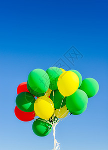 垂直的蓝天背景下彩色氦气球带有复制空间蓝天背景下的垂直彩色氦气球五缤纷孩子图片
