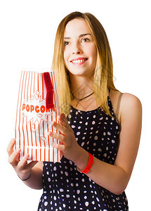 包友好女士电影院有张带爆米花袋和电影票的相片照来自电影院图片