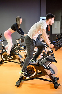 健身房骑动感单车的运动男性图片