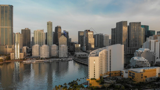 迈阿密2018年3月1日BrickellKey和迈阿密市中心航拍v和迈阿密市中心鸟瞰图这座城市每年吸引20万游客河天目的地图片