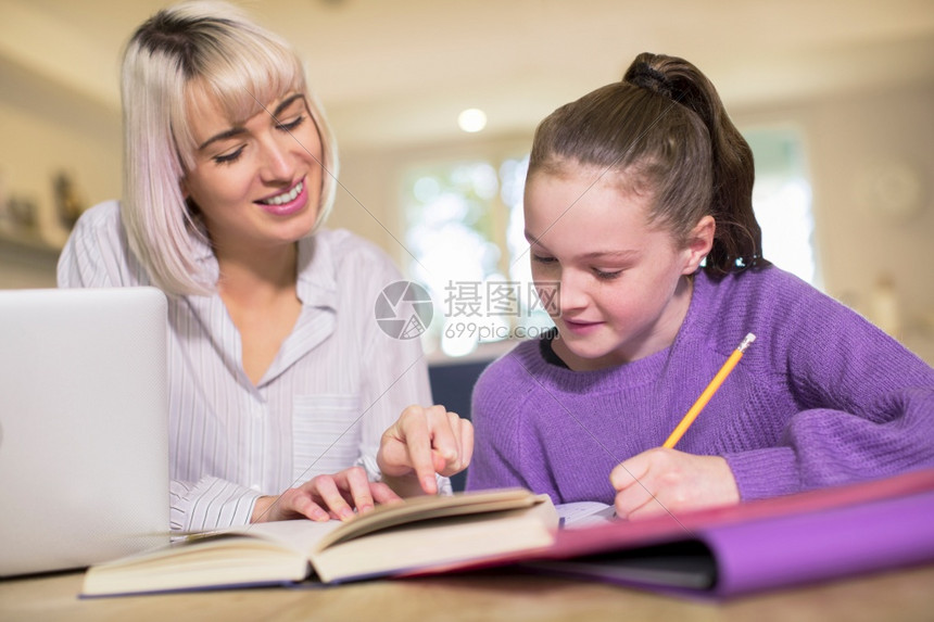 帮助年轻女孩学习或家庭教育的女辅导员年轻的微笑孩子图片