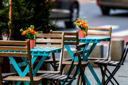 桌子休息201年罗马尼亚布加勒斯特一个当地户外再生土兰的空桌和椅子一种图片