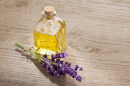 木制桌上玻璃瓶中含盐素基本油质芳香疗法木制的治图片