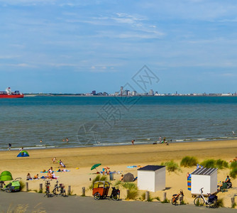 季节旅游观光Breskens海滩的风景白色小屋和海景荷兰泽支撑图片