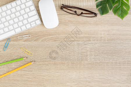 木制的带有鼠和键盘的办公桌平面照片在木板和复制空间上Top查看工作节拍眼镜电脑图片