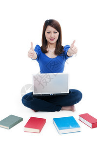 用笔记本电脑和书籍到处散布给白人背景的拇指举起标志可爱学生图书成人吸引的图片
