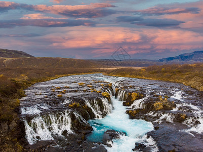 著名的Bruarfos冰岛南部的瀑布与色彩多的日落蓝水假期丰富多彩的图片