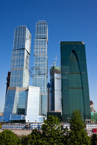 商业公司的建筑学莫斯科城市的天桥在蓝色空下云层笼罩着乌图片