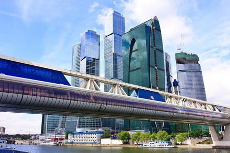 商业金融的区莫斯科城市天桥在蓝色空下云层笼罩着乌图片