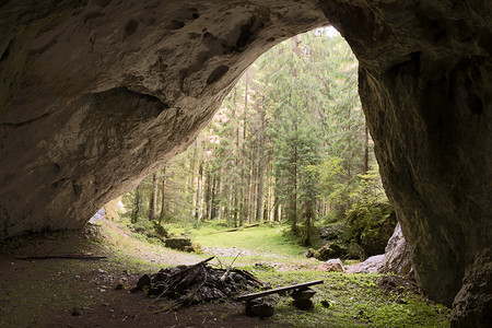 从罗马尼亚Apuseni自然公园ValeaFirii洞穴风景优美著名的岩石图片