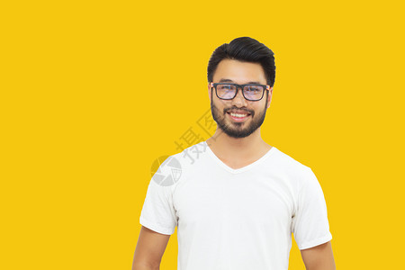 亚洲英俊男子长着胡笑孤立在黄色背景上模型快乐的黄色图片