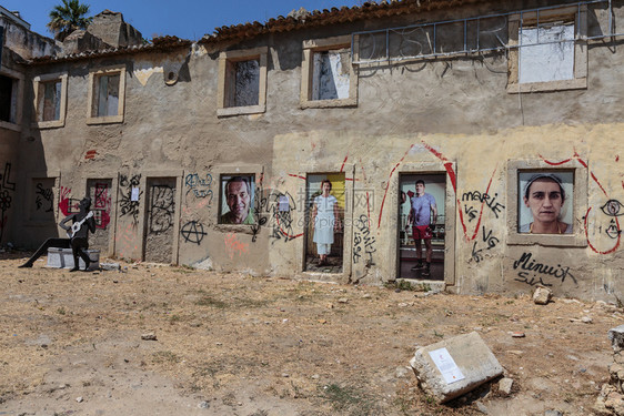 外部的蓝色古老葡萄牙建筑废旧大楼外墙废墟图片