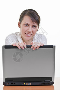 网络聊天漂亮的拥有一台笔记本电脑高密钥眼神接触的快乐成熟商业妇女的肖像图片