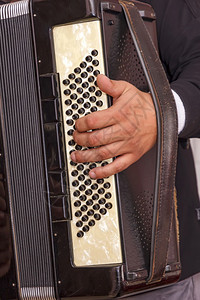 艺术一个男人演奏手风琴近距离的垂直视野玩手臂图片