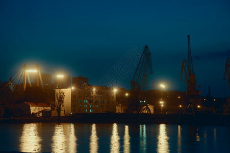 夜间敖德萨海港口起重车反射航运水图片