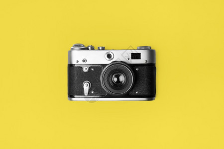时髦的黑色闪光黄背景反向摄像头流行艺术概念弗拉特以极小风格的Retro相机闪亮黄色背景的反向摄影机流行艺术概念塑料图片