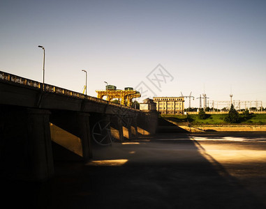 苏联叉水平深色工业建筑景观背水平深色工业建筑景观背backdr空白的图片