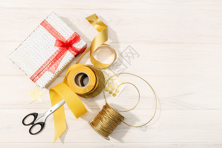 盒子圣诞礼物装饰纸丝带和剪贴板的平整套圣诞礼品彩带和剪刀装饰品克劳斯图片