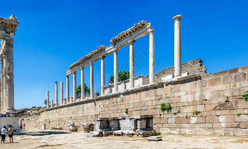 晴天圆形剧场破碎的土耳其佩加蒙Pergamon土耳其07219年土耳其古希腊城市佩格蒙Pergamon废墟中的Agora图片