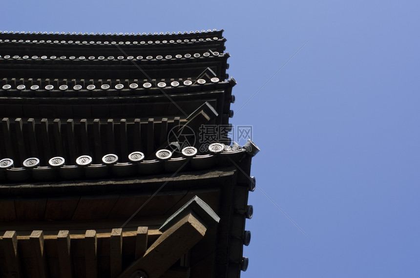 以下日本五座有蓝天背景的古塔在下方五座破碎的古塔边缘蓝色天空背景木制建筑学图片