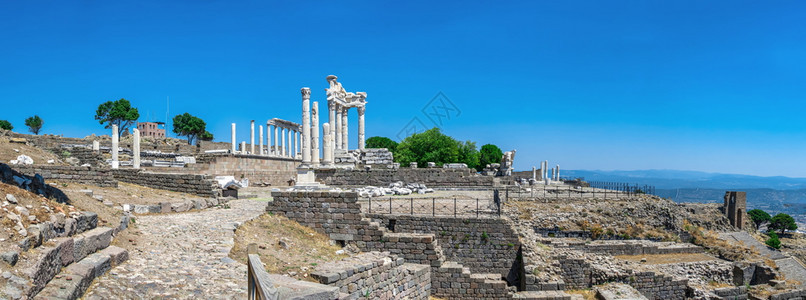 夏天土耳其古希腊城市佩加蒙Pergamon的鲁因斯古希腊城的Agora在土耳其佩格蒙古城阳光明媚的夏日Agora经典的时期图片