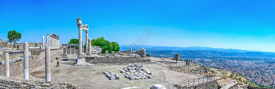 殖民化土耳其古希腊城市佩加蒙Pergamon的鲁因斯古希腊城的Agora在土耳其佩格蒙古城阳光明媚的夏日Agora古老的历史图片