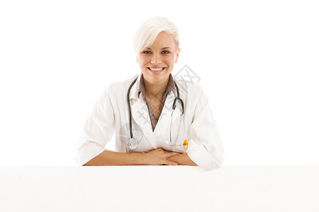 专家带着微笑的金发女医生在白色孤立的背景之下相信息图片