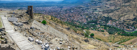 世界土耳其希腊城市佩尔加蒙古老剧院的废墟在一个阳光明媚的夏季日土耳其大面积全景观波格蒙古老剧院座位建造图片