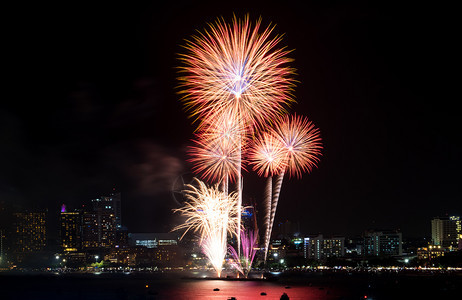 城市景观海新年的烟花在夜场节庆中横越城市风景欢庆快乐典图片