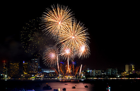 快乐的新年烟花在夜场节庆中横越城市风景欢庆快乐建筑学天际线图片