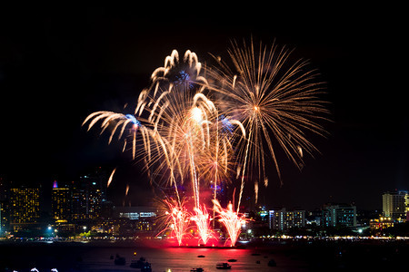 新年的烟花在夜场节庆中横越城市风景欢庆快乐市中心新的建筑学图片