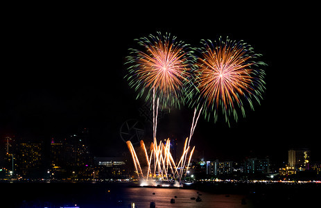 市中心镇新年的烟花在夜场节庆中横越城市风景欢庆快乐建筑学图片