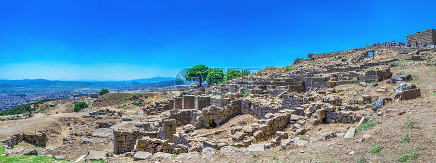 伊兹密尔古老的尺寸土耳其古希腊城市佩格蒙Pergamon的废墟大型全景在土耳其普格蒙古城阳光明媚的夏日图片