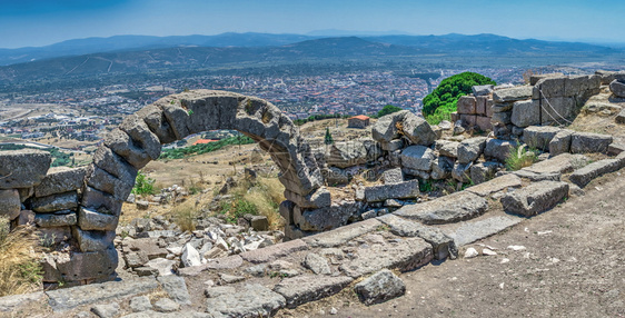 圆形剧场建筑学土耳其古希腊城市佩格蒙Pergamon的废墟大型全景在土耳其普格蒙古城阳光明媚的夏日古老图片