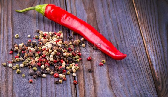 香料木质背景上的红辣椒和圆形多色红和圆形多色食物颜图片