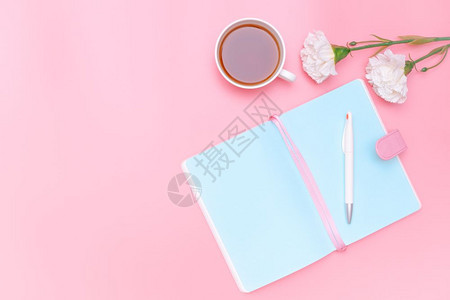 杂志新的规划师办公室设计用品热茶和粉色糊面上白花粉红色面底最起码的风格图片
