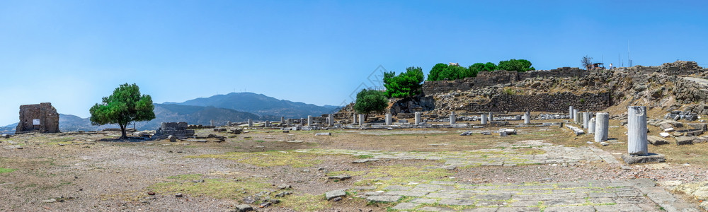 晴天尺寸土耳其古希腊城市佩格蒙Pergamon的废墟在一个阳光明媚的夏季日希腊语图片