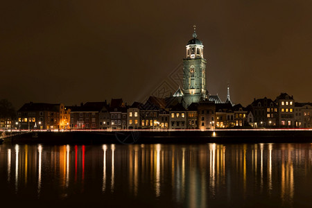 荷兰语建造Deventer在夜景从Ijssel的另一边与Lebuinuschurch城市图片