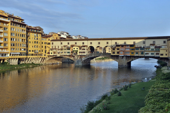 意大利佛罗伦萨庞特韦奇奥旧桥是一座中世纪的石头桥位于阿诺德河上因为沿此仍然有商店正如从前普通屠夫最初占领商店时一样现房客是珠宝商图片