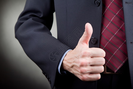 工作室商业批准竖起大拇指手势中背景打图片