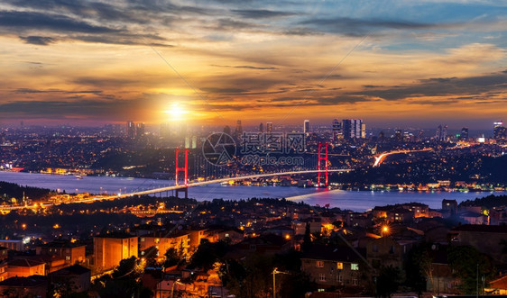 土耳其日落时在伊斯坦布尔的Bosphorus桥火鸡天线观光图片