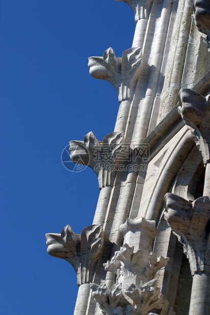 蓝色的萨格勒布大教堂塔荣耀城市图片