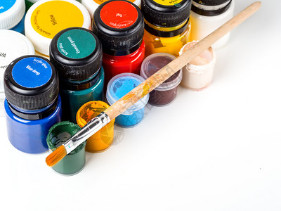 抽象的艺术家带油漆和刷子的开瓶罐供绘画之用染料图片