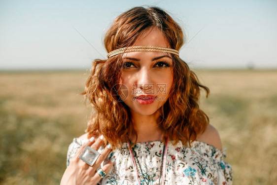 自由年轻的白种人一个小麦田上年轻嬉皮女孩的肖像图片